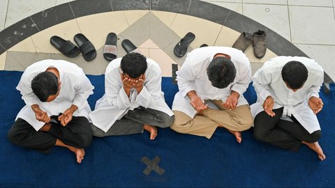 Kasus ini terungkap setelah Satpol PP dan WH Kota Banda Aceh melakukan pengawasan rutin di sejumlah warnet. Dalam operasi tersebut, mereka mendapati keempat pria tersebut sedang bermain judi online, yang dalam hukum syariat dikenal sebagai maisir.