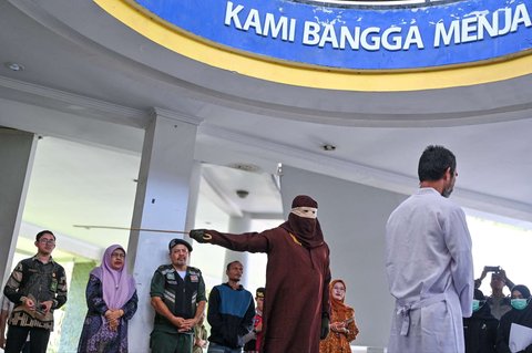 Dari empat orang terpidana, dua di antaranya dijatuhi hukuman cambuk sebanyak 10 kali dan dikurangi masa tahanan 2 bulan sehingga tersisa 8 kali cambuk. Sementara, satu orang lainnya dijatuhi 12 kali cambuk dikurangi masa tahanan 2 bulan sehingga menjadi 10 kali cambuk.