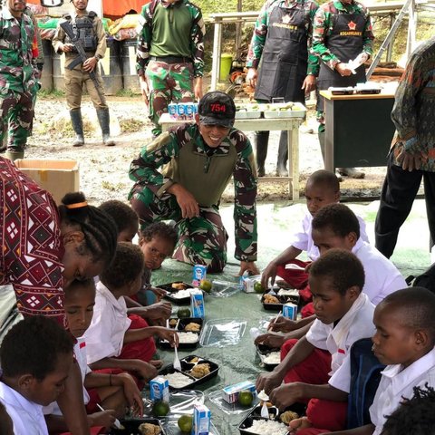 Tak Hanya di Pusat Kota, Pasukan TNI Bantu Bawa Makan Bergizi Gratis di Papua dengan Helikopter