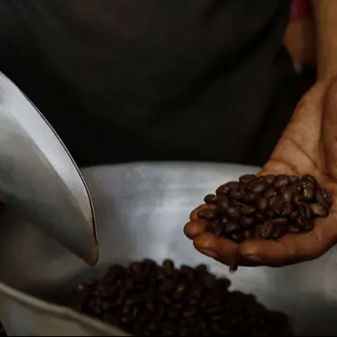 Toko kopi yang berdiri sejak 1943 tersebut menjual kopi jenis arabika dan robusta. (Liputan6.com/Angga Yuniar)