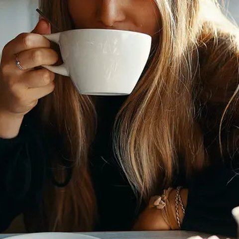 Ilustrasi orang kena kolesterol tinggi karena mengkonsumsi kopi secara berlrbih. (Foto: Unsplash/Gian Cescon)