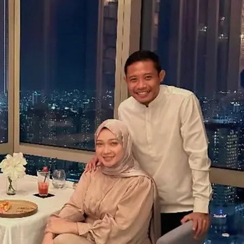 Romantis dan Harmonis, Intip Potret Terbaru Evan Dimas Bersama Istri yang Jarang Tersorot