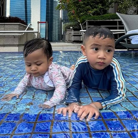 Potret Duo Gemas Rayyanza & Baby Lily Berenang Bareng, Netizen 'Sadar Gak Sih Kalian Tuh Mirip?'