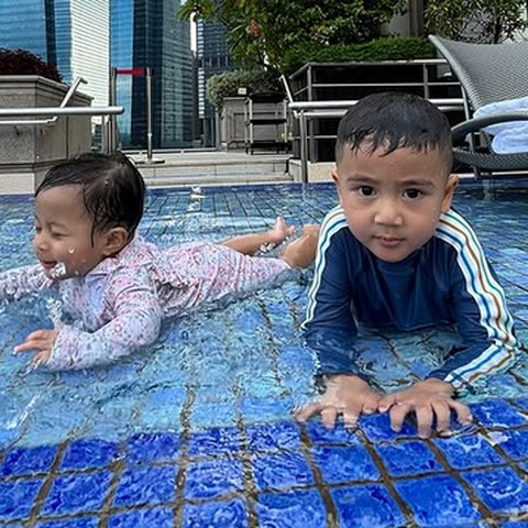 Potret Duo Gemas Rayyanza & Baby Lily Berenang Bareng, Netizen 'Sadar Gak Sih Kalian Tuh Mirip?'