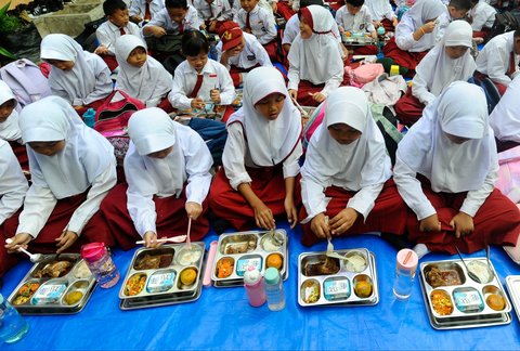 FOTO: Program Makan Bergizi Gratis Prabowo-Gibran Akhirnya Resmi Dimulai, Segini Harga per Porsi!