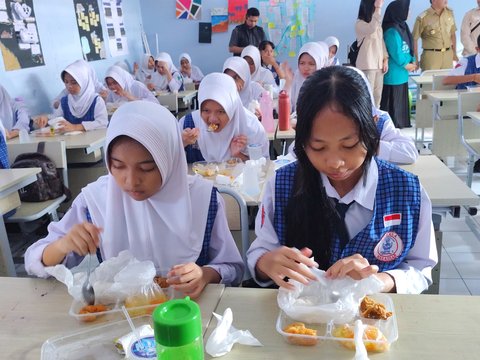 Potret Menu Makan Bergizi Gratis di Makassar, Siswa: Enak Rasanya, Harus Ganti Tiap Hari