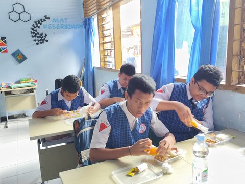 Potret Menu Makan Bergizi Gratis di Makassar, Siswa: Enak Rasanya, Harus Ganti Tiap Hari