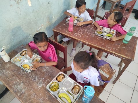 Lahapnya Anak Sekolah di Kupang Menyantap Makan Bergizi Gratis