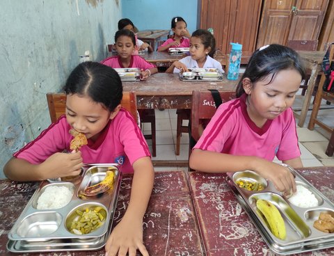 Lahapnya Anak Sekolah di Kupang Menyantap Makan Bergizi Gratis