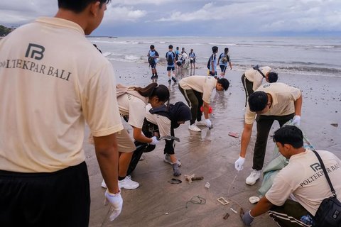 Pantai Bali Kotor karena Kiriman Sampah Plastik, Aksi Bersih-bersih Jadi Sorotan Dunia