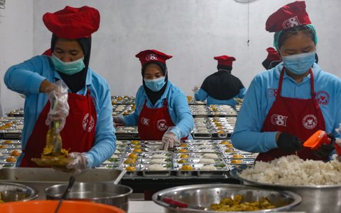 FOTO: Mengintip Kesibukan Dapur SPPG Tapos yang Siapkan Puluhan RIbu Porsi Makan Bergizi Gratis