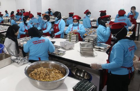 FOTO: Mengintip Kesibukan Dapur SPPG Tapos yang Siapkan Puluhan RIbu Porsi Makan Bergizi Gratis