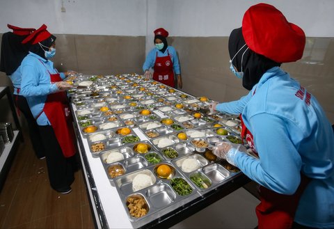 FOTO: Mengintip Kesibukan Dapur SPPG Tapos yang Siapkan Puluhan RIbu Porsi Makan Bergizi Gratis