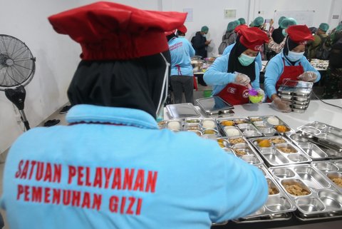 FOTO: Mengintip Kesibukan Dapur SPPG Tapos yang Siapkan Puluhan RIbu Porsi Makan Bergizi Gratis