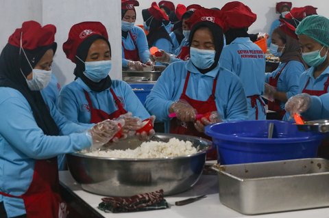 FOTO: Mengintip Kesibukan Dapur SPPG Tapos yang Siapkan Puluhan RIbu Porsi Makan Bergizi Gratis