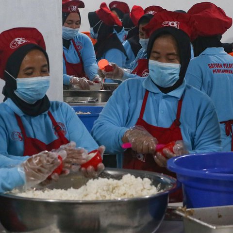 Cerita dari Balik Dapur Makan Bergizi Gratis, Ada Tambahan Ekonomi Keluarga Para Pekerja