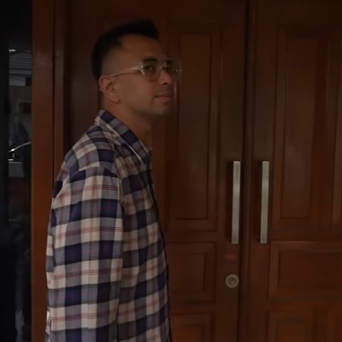 Potret Raffi Ahmad 'Sidak' Rumah Karyawan, Langsung Beri Hadiah Uang Tunai Rp100 Juta