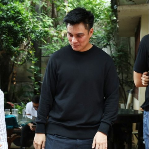 Datang dengan Mata Sembab, Paula Verhoeven Masih Syok Tak Sangka Papa Mertua Johnny Wong Meninggal Dunia