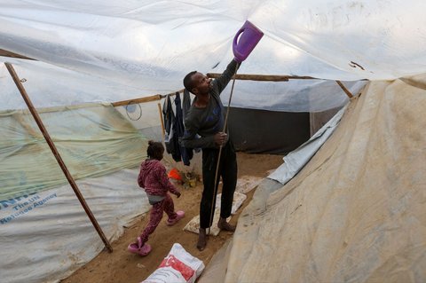 FOTO: Lelah Berkali-kali Mengungsi, Pria di Jalur Gaza Gali Lubang untuk Berlindung dari Serangan Israel