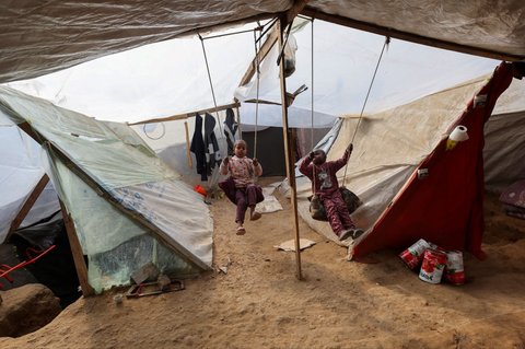 FOTO: Lelah Berkali-kali Mengungsi, Pria di Jalur Gaza Gali Lubang untuk Berlindung dari Serangan Israel