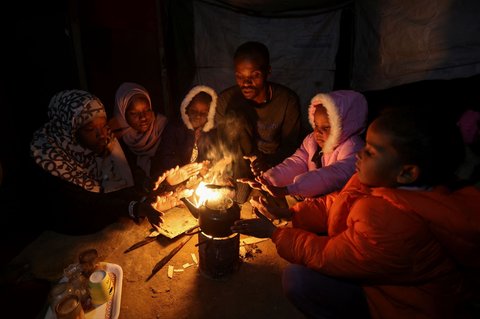 FOTO: Lelah Berkali-kali Mengungsi, Pria di Jalur Gaza Gali Lubang untuk Berlindung dari Serangan Israel