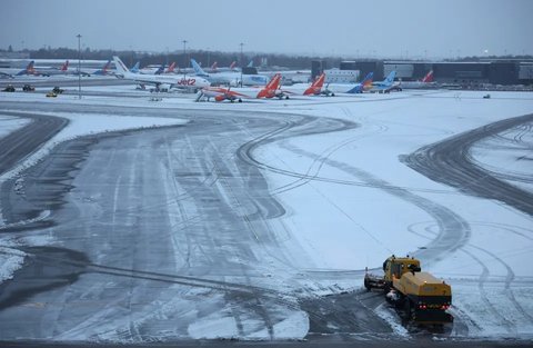 Bandara Inggris Lumpuh Akibat Salju Lebat dan Es, Operasional Transportasi Terganggu