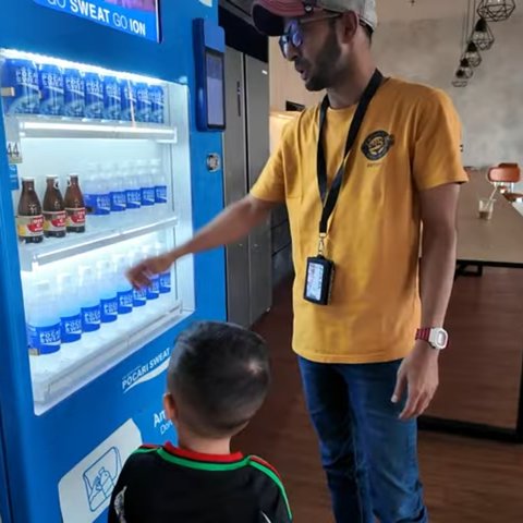 Celetukan Rayyanza Bareng Karyawan saat Lihat Vending Machine Minuman di Kantor: Buat Dewasa?