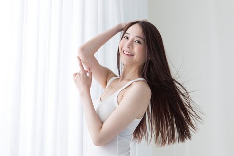 Ilustrasi perempuan dengan rambut sehat.