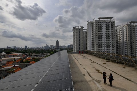 FOTO: Pemprov Jakarta Dorong Penggunaan PLTS Atap untuk Mitigasi Perubahan Iklim