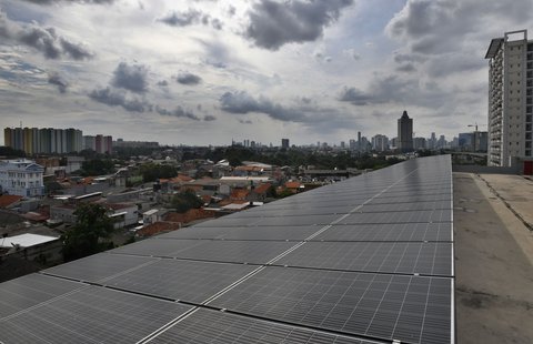 FOTO: Pemprov Jakarta Dorong Penggunaan PLTS Atap untuk Mitigasi Perubahan Iklim