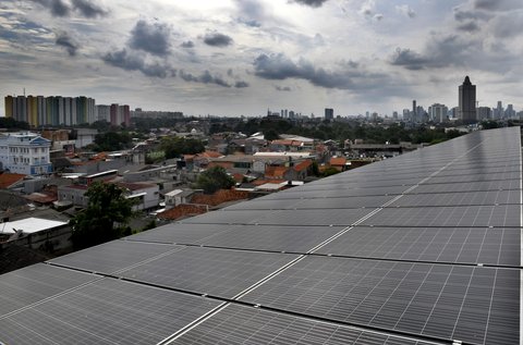 FOTO: Pemprov Jakarta Dorong Penggunaan PLTS Atap untuk Mitigasi Perubahan Iklim