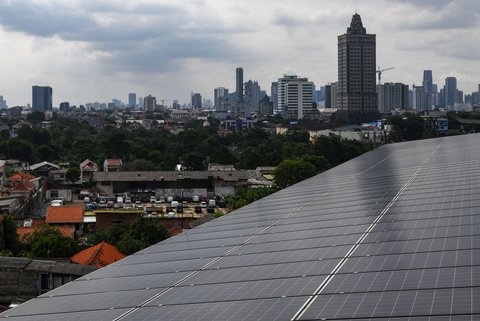 FOTO: Pemprov Jakarta Dorong Penggunaan PLTS Atap untuk Mitigasi Perubahan Iklim