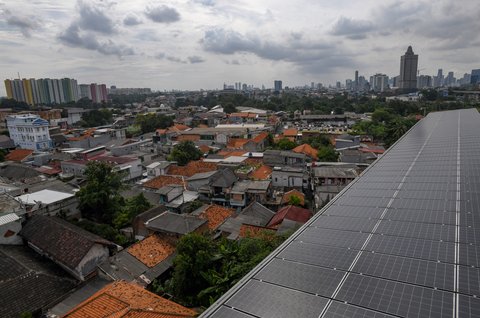 FOTO: Pemprov Jakarta Dorong Penggunaan PLTS Atap untuk Mitigasi Perubahan Iklim