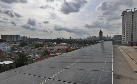 FOTO: Pemprov Jakarta Dorong Penggunaan PLTS Atap untuk Mitigasi Perubahan Iklim