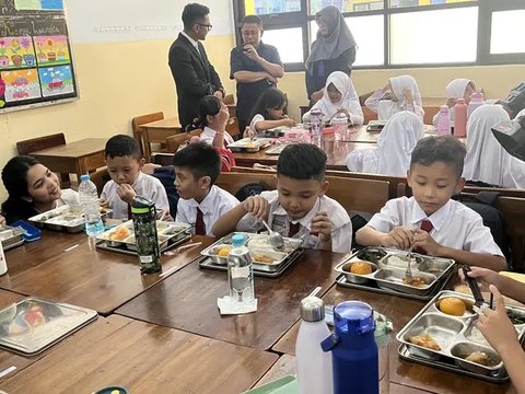 Ragam Keluhan Hari Pertama Makan Bergizi Gratis: Rasa Hambar, Tidak Ada Susu dan Makanan Datang Jelang Pulang