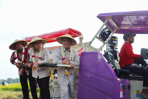 Mentan Amran Salurkan Bantuan Pompa hingga Alsintan, Produksi Padi di Bangkalan Meningkat Signifikan