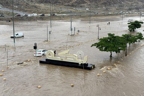 FOTO: Penampakan Banjir Parah Terjang Mekkah, Mobil-Mobil Tenggelam dan Bus Terjebak