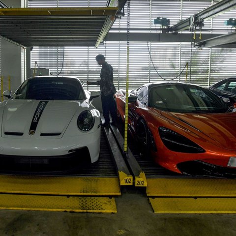 Petugas memanaskan motor gede rampasan dari koruptor di Rumah Penyimpanan Benda Sitaan dan Barang Rampasan (Rupbasan) KPK yang baru diresmikan di Jalan Dewi Sartika, Cawang, Kramat Jati, Jakarta Timur, Selasa (7/1/2025).