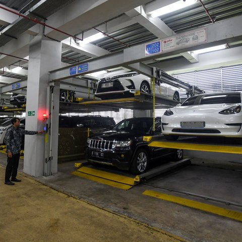 Petugas memanaskan motor gede rampasan dari koruptor di Rumah Penyimpanan Benda Sitaan dan Barang Rampasan (Rupbasan) KPK yang baru diresmikan di Jalan Dewi Sartika, Cawang, Kramat Jati, Jakarta Timur, Selasa (7/1/2025).
