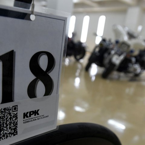 Petugas memanaskan motor gede rampasan dari koruptor di Rumah Penyimpanan Benda Sitaan dan Barang Rampasan (Rupbasan) KPK yang baru diresmikan di Jalan Dewi Sartika, Cawang, Kramat Jati, Jakarta Timur, Selasa (7/1/2025).