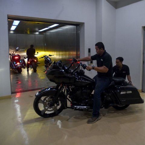 Petugas memanaskan motor gede rampasan dari koruptor di Rumah Penyimpanan Benda Sitaan dan Barang Rampasan (Rupbasan) KPK yang baru diresmikan di Jalan Dewi Sartika, Cawang, Kramat Jati, Jakarta Timur, Selasa (7/1/2025).