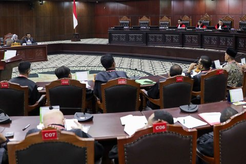 Ketua Mahkamah Konstitusi (MK) Suhartoyo didampingi Hakim Konstitusi Daniel Yusmic P Foekh dan Guntur Hamzah memimpin sidang perdana perselisihan hasil pemilihan Pilkada 2024 di Gedung Mahkamah Konstitusi, Jakarta, Rabu (8/1/2025).