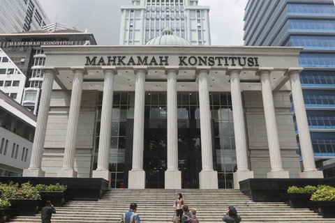 Suasana di luar Gedung MK ketika sidang perdana perselisihan hasil pemilihan Pilkada 2024 tengah berlangsung, pada, Rabu (8/1/2025).