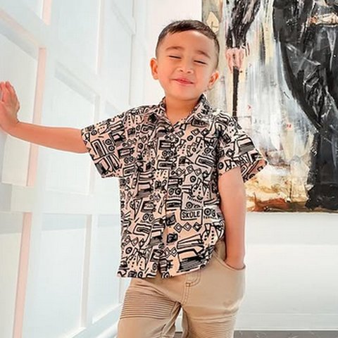 Disebut Penerus Raffi Ahmad, Potret Rayyanza Berpose Bak Model Cilik Pakai Seragam Sekolah di Rumah Curi Perhatian