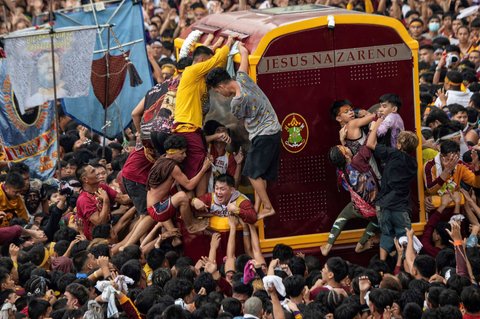 FOTO: Penampakan Lautan Manusia Berdesakan Arak Patung Yesus Black Nazarene di Filipina