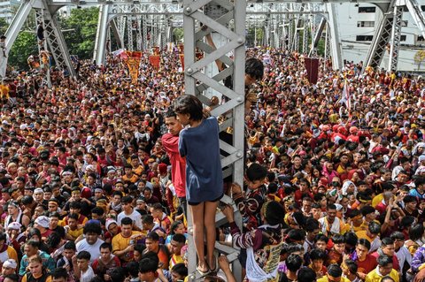 FOTO: Penampakan Lautan Manusia Berdesakan Arak Patung Yesus Black Nazarene di Filipina