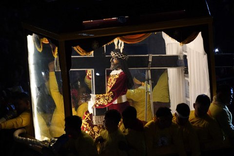 FOTO: Penampakan Lautan Manusia Berdesakan Arak Patung Yesus Black Nazarene di Filipina