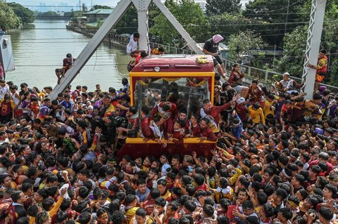 FOTO: Penampakan Lautan Manusia Berdesakan Arak Patung Yesus Black Nazarene di Filipina