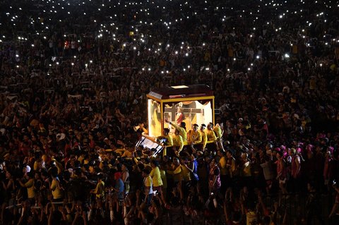 FOTO: Penampakan Lautan Manusia Berdesakan Arak Patung Yesus Black Nazarene di Filipina