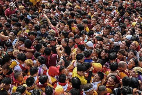 FOTO: Penampakan Lautan Manusia Berdesakan Arak Patung Yesus Black Nazarene di Filipina